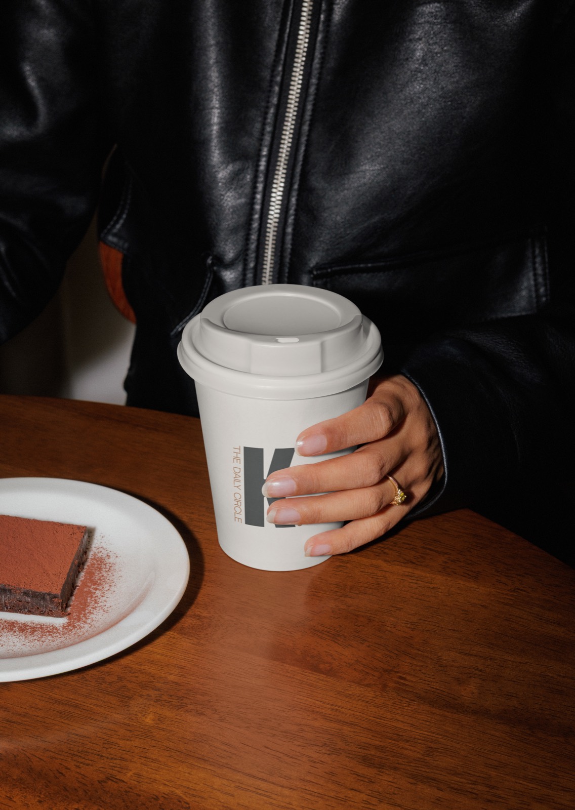 Gobelet KLUB posé sur une table de café avec une pâtisserie