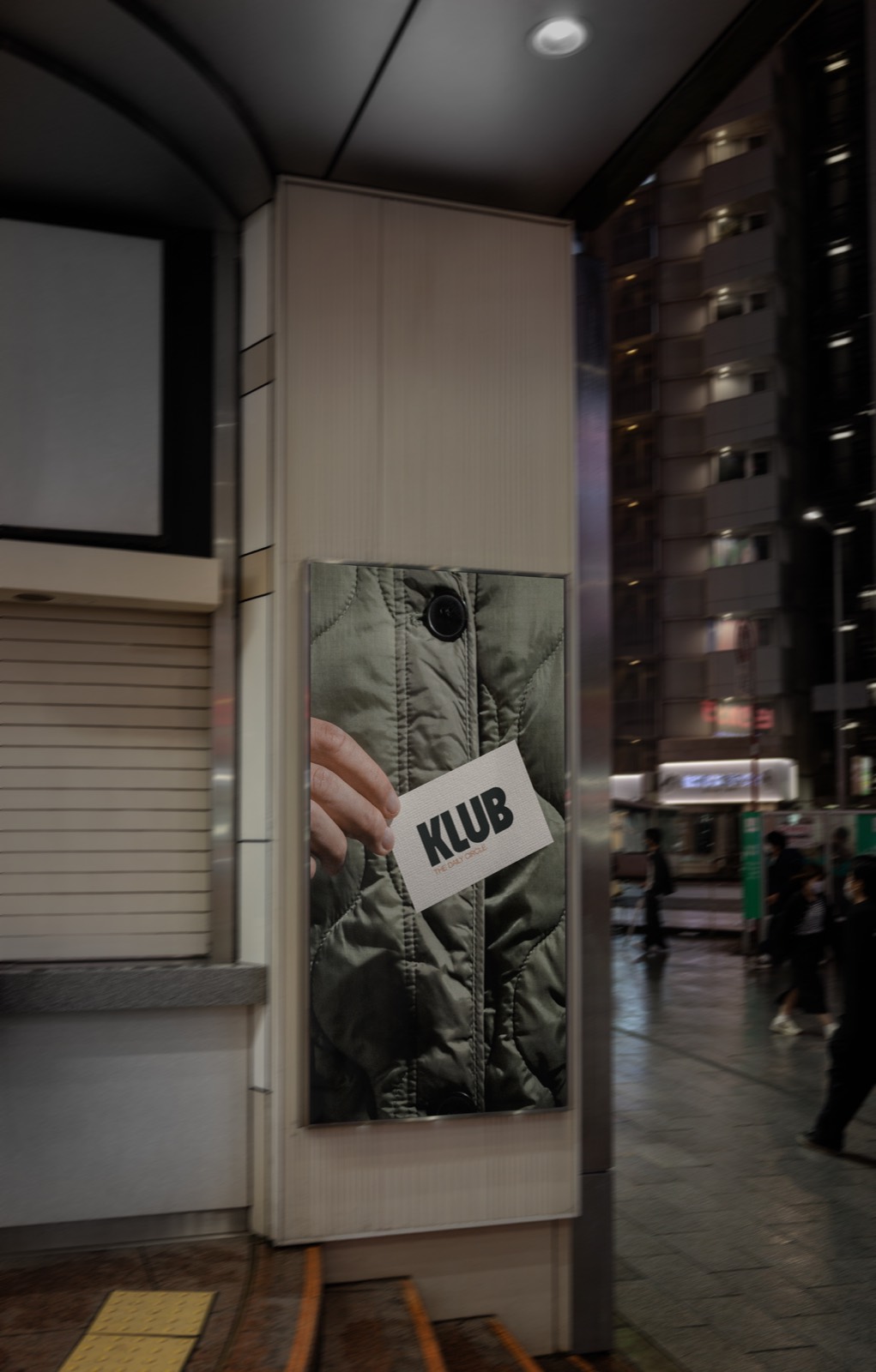 Affiche KLUB sur un panneau publicitaire urbain, de nuit
