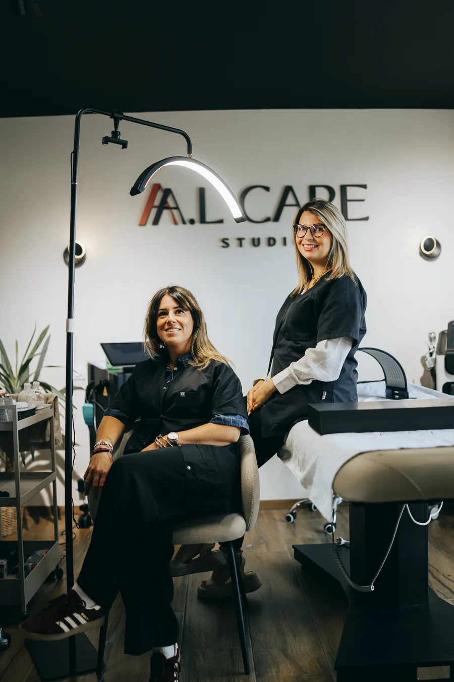 Les deux esthéticiennes d'A.L Care Studio en cabine, sous l'enseigne du studio