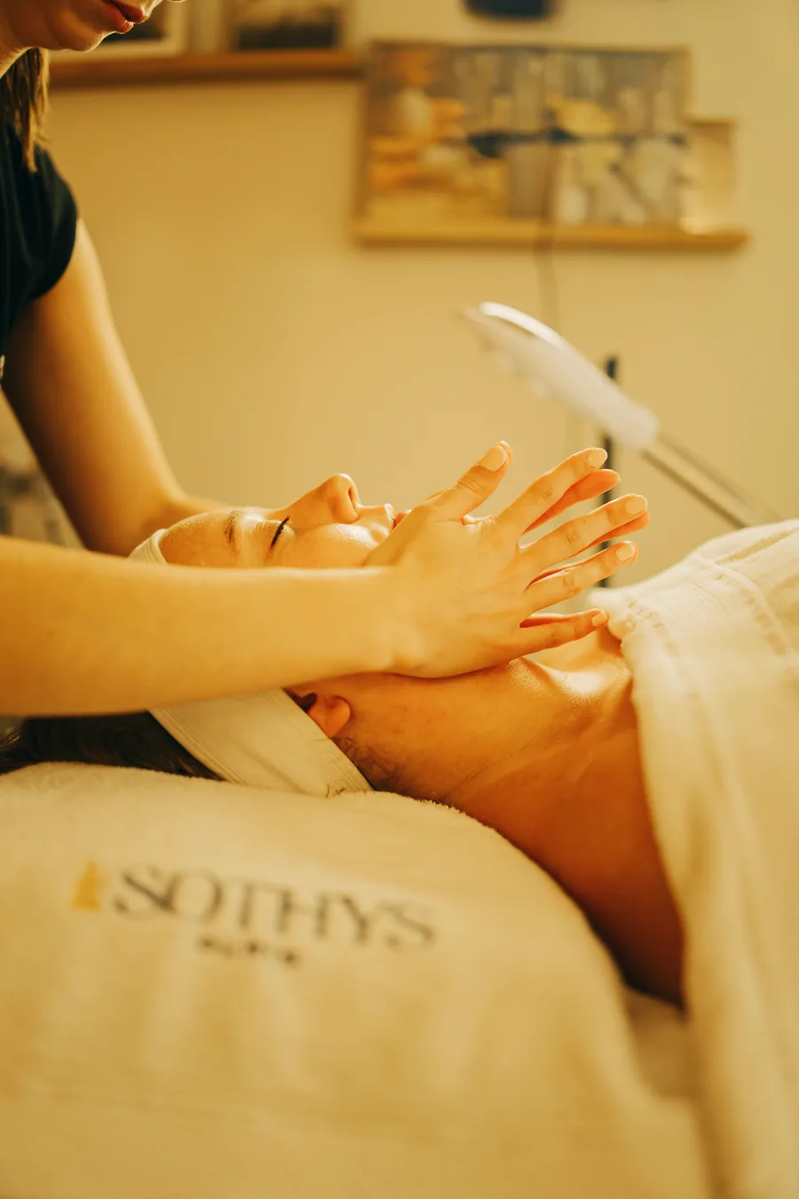 Massage du visage, serviette Sothys, ambiance dorée