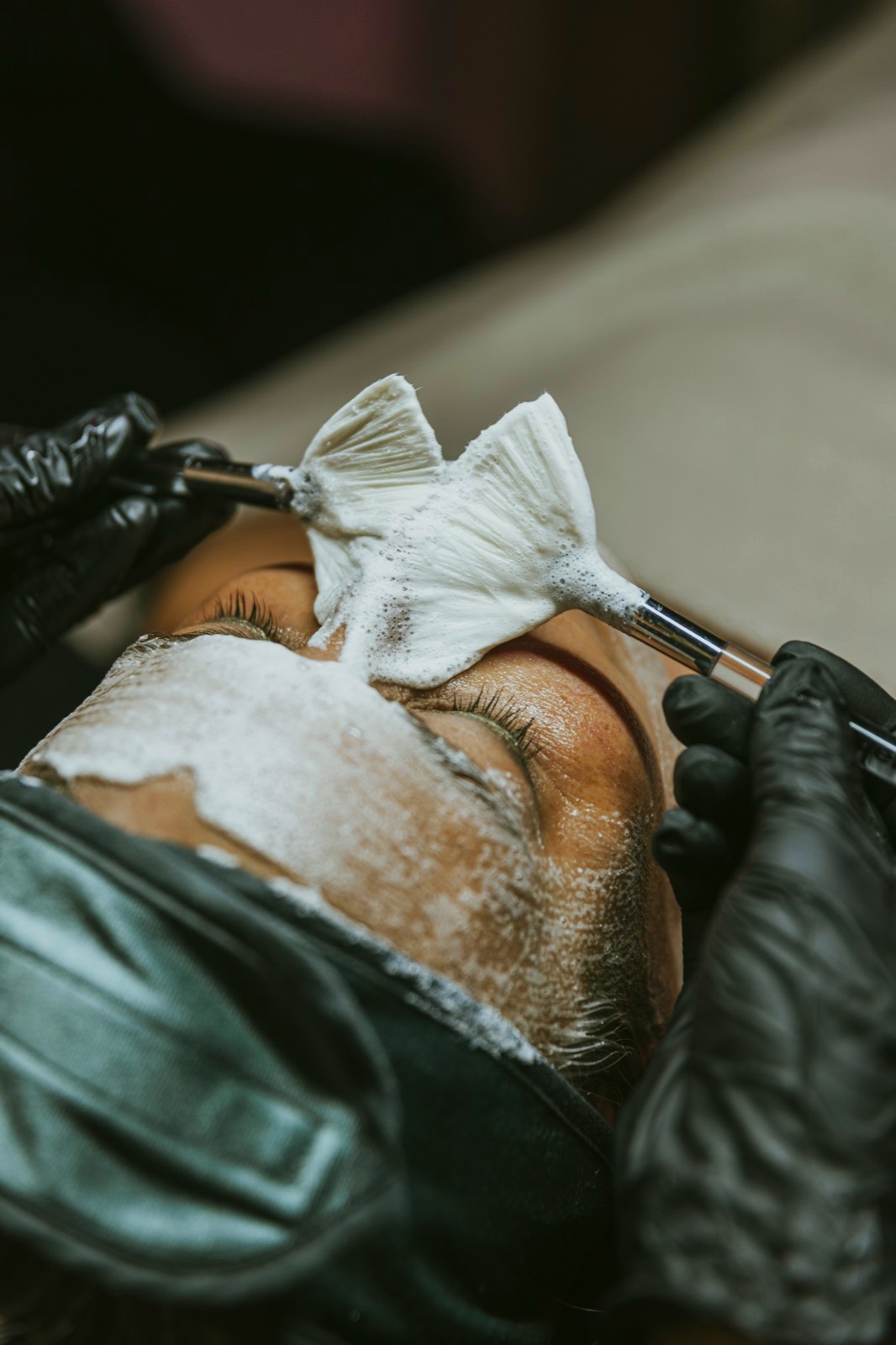 Gros plan sur l'application d'un masque au pinceau
