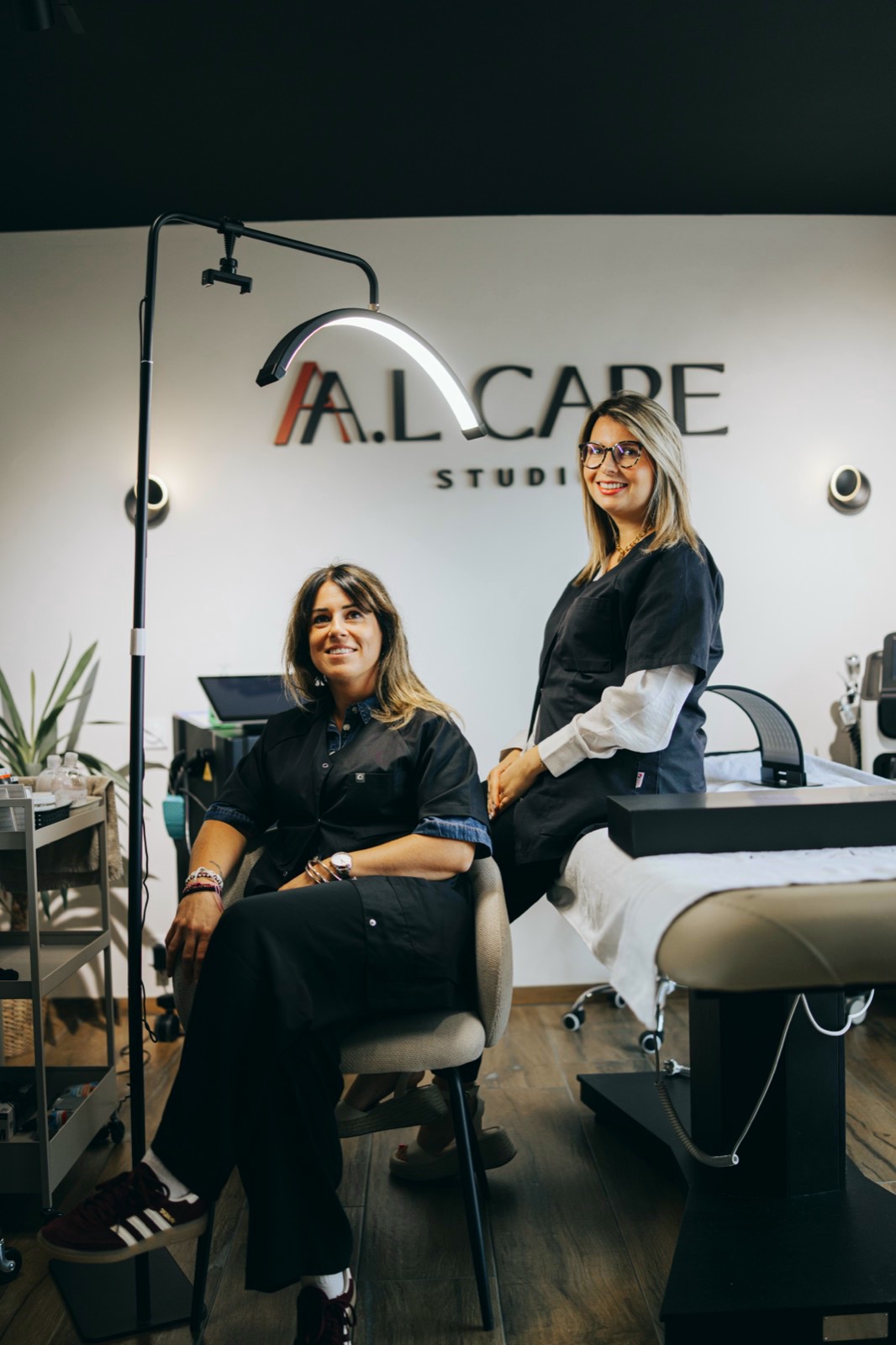 Les deux esthéticiennes d'A.L Care Studio en cabine, sous l'enseigne du studio