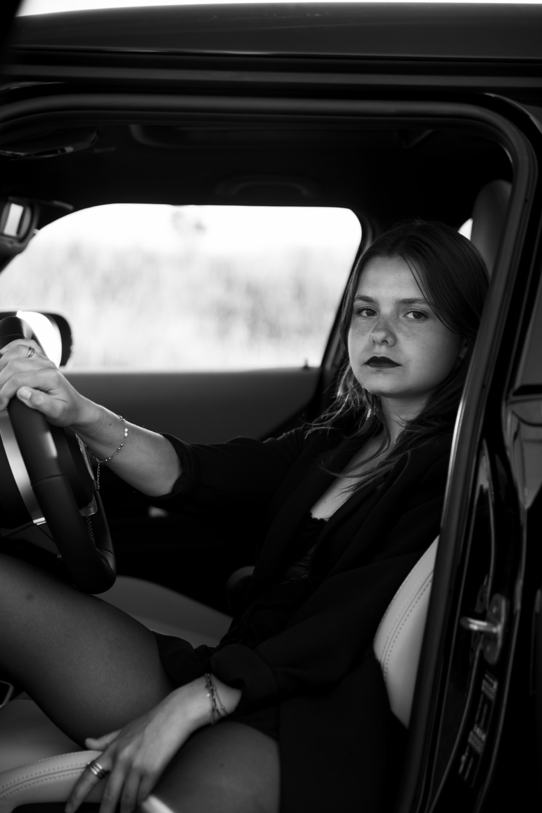 Portrait en noir et blanc au volant de la MINI